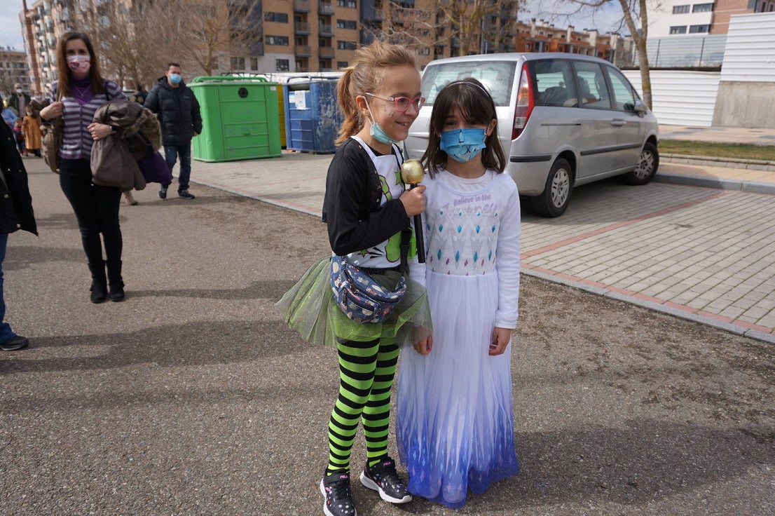 Animación y cientos de disfraces en el pasacalles por Las Lomas en los carnavales de Arroyo de la Encomienda. 