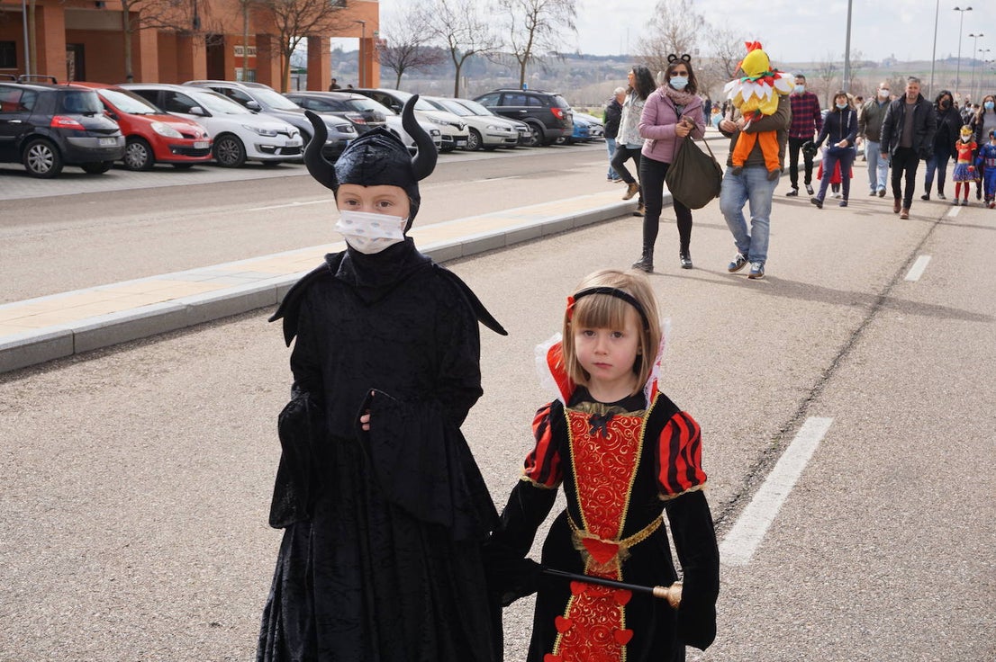 Animación y cientos de disfraces en el pasacalles por Las Lomas en los carnavales de Arroyo de la Encomienda. 