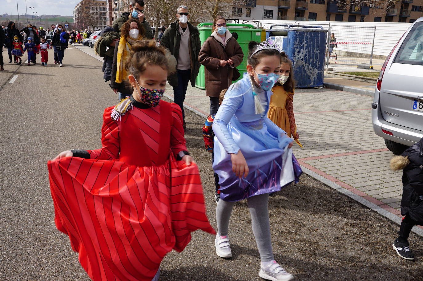 Animación y cientos de disfraces en el pasacalles por Las Lomas en los carnavales de Arroyo de la Encomienda. 