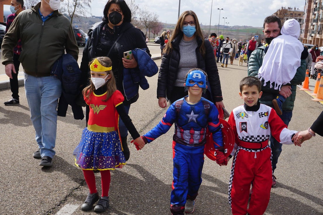 Animación y cientos de disfraces en el pasacalles por Las Lomas en los carnavales de Arroyo de la Encomienda. 