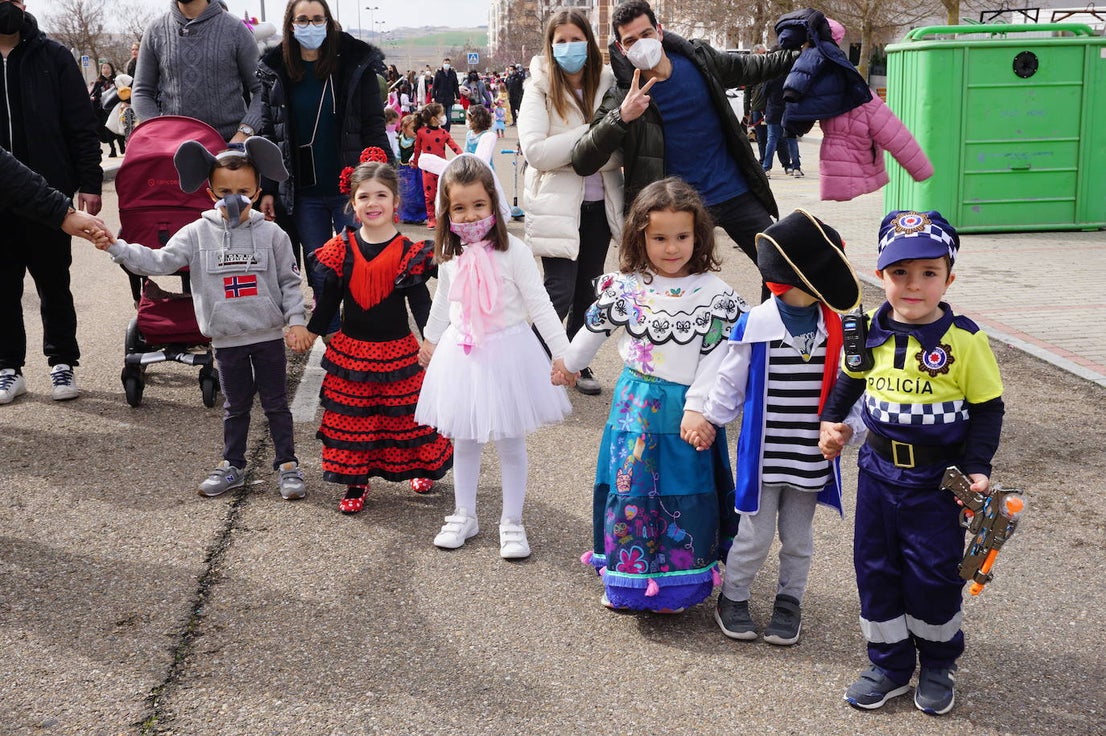 Animación y cientos de disfraces en el pasacalles por Las Lomas en los carnavales de Arroyo de la Encomienda. 