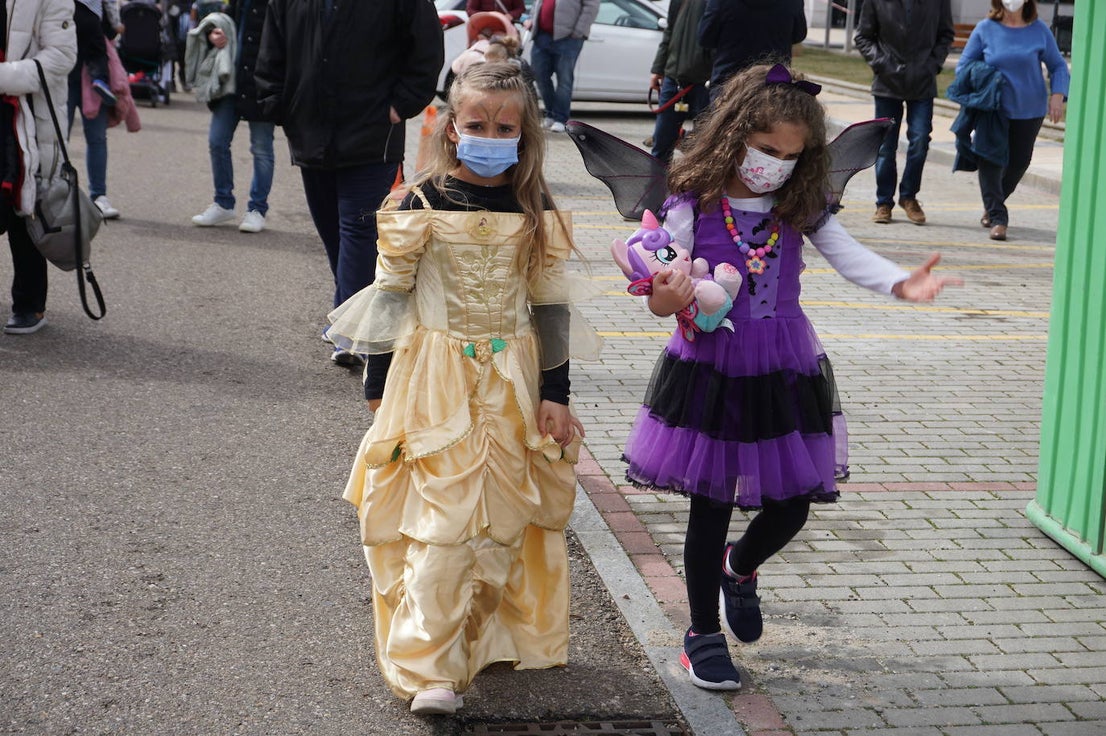 Animación y cientos de disfraces en el pasacalles por Las Lomas en los carnavales de Arroyo de la Encomienda. 