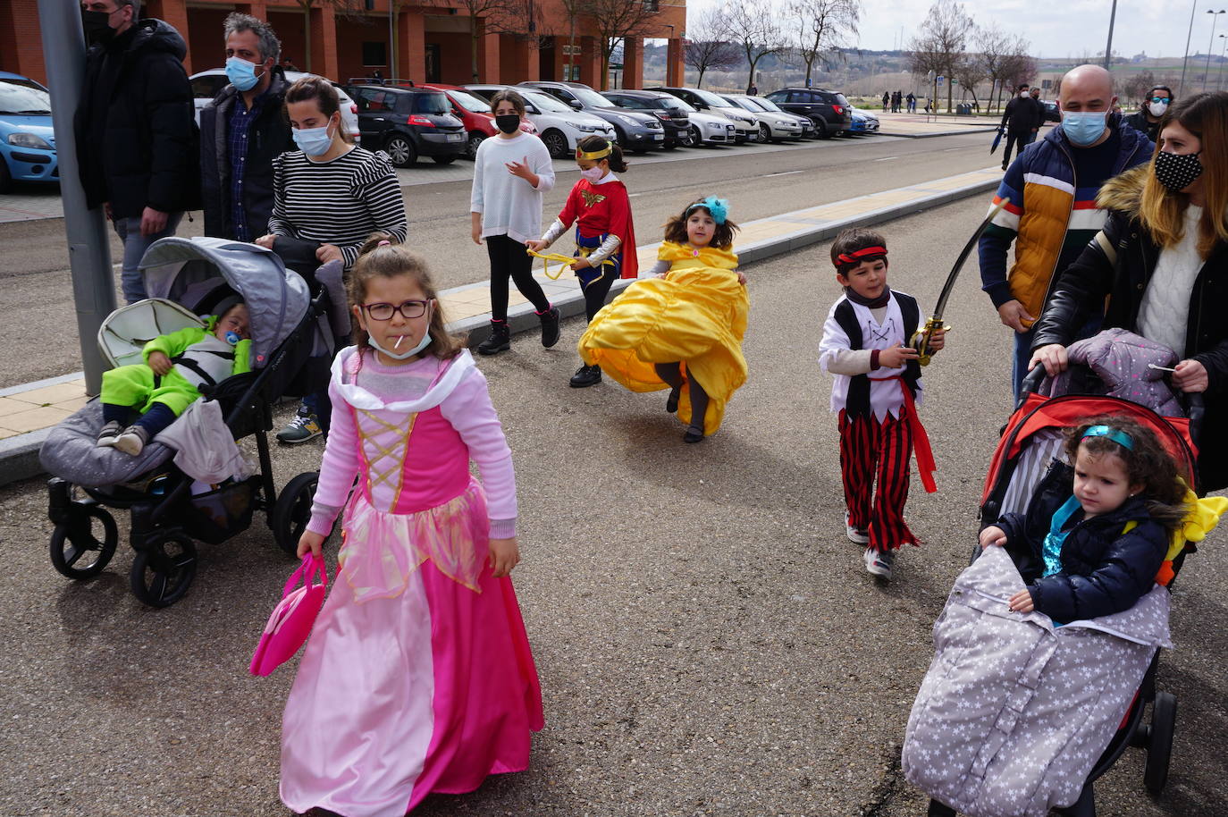 Animación y cientos de disfraces en el pasacalles por Las Lomas en los carnavales de Arroyo de la Encomienda. 