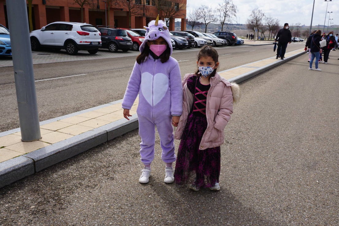 Animación y cientos de disfraces en el pasacalles por Las Lomas en los carnavales de Arroyo de la Encomienda. 