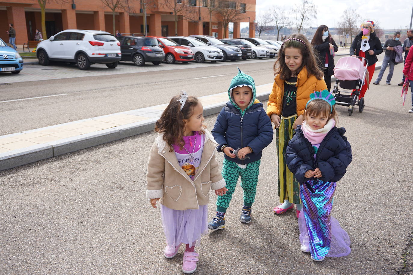 Animación y cientos de disfraces en el pasacalles por Las Lomas en los carnavales de Arroyo de la Encomienda. 