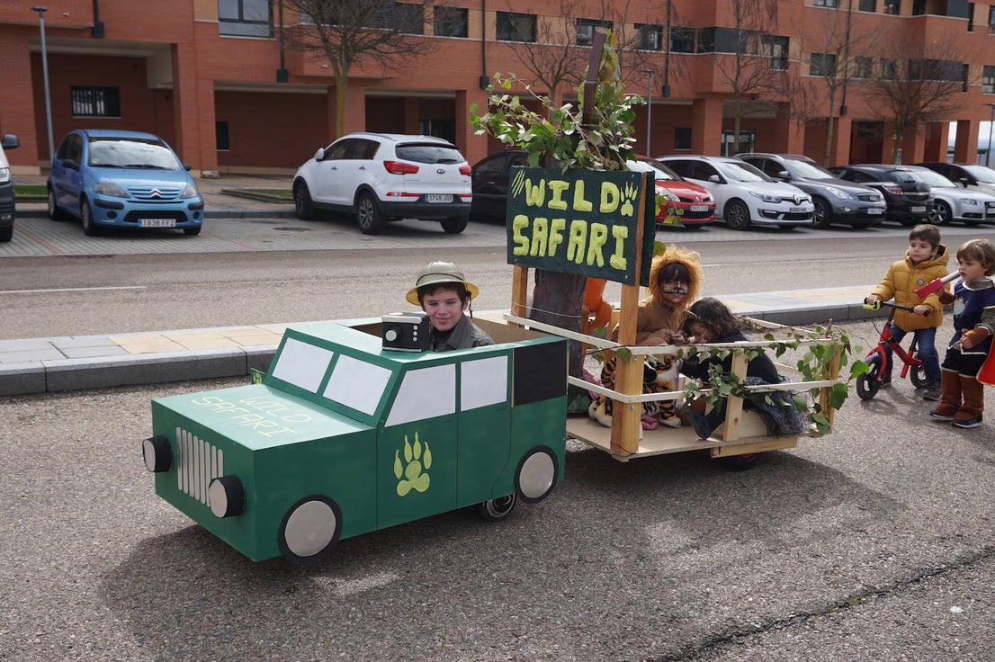 Animación y cientos de disfraces en el pasacalles por Las Lomas en los carnavales de Arroyo de la Encomienda. 
