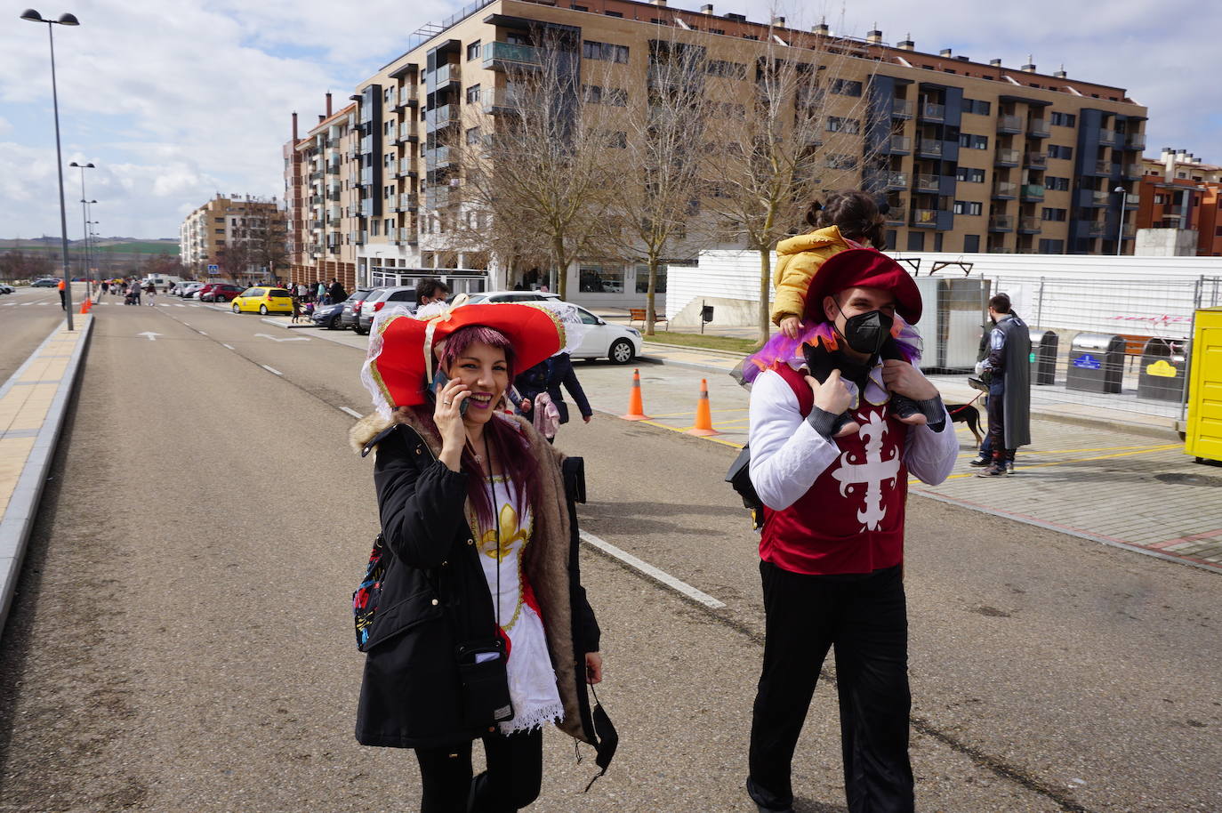 Animación y cientos de disfraces en el pasacalles por Las Lomas en los carnavales de Arroyo de la Encomienda. 