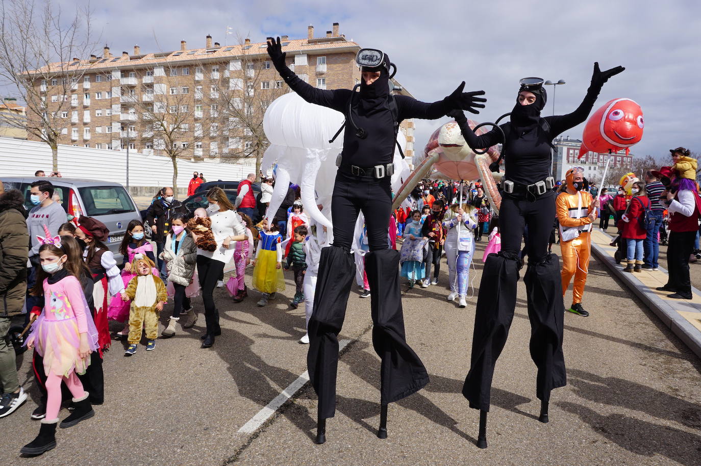 Animación y cientos de disfraces en el pasacalles por Las Lomas en los carnavales de Arroyo de la Encomienda. 