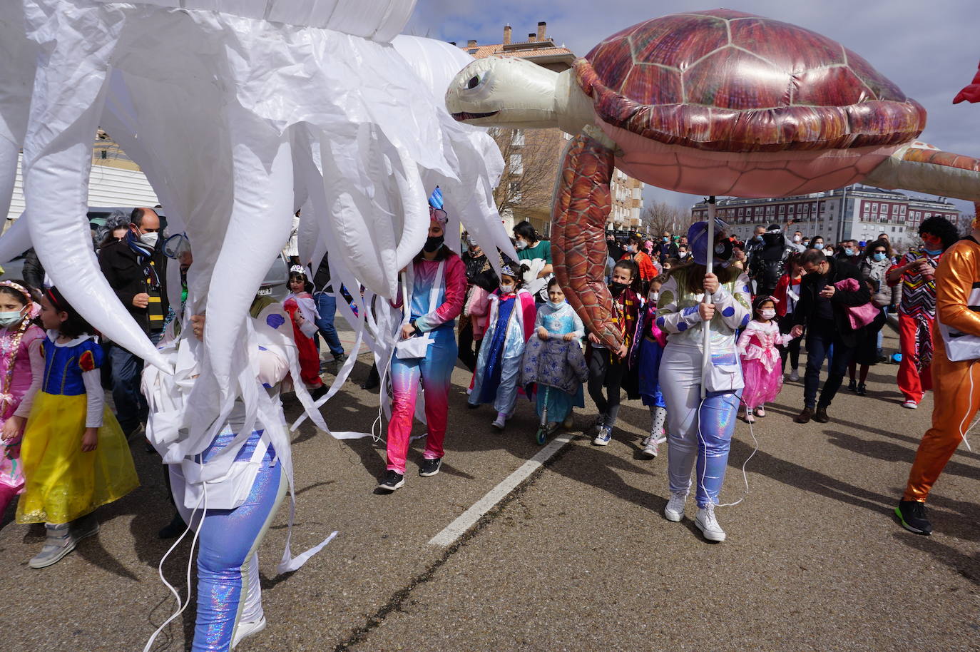 Animación y cientos de disfraces en el pasacalles por Las Lomas en los carnavales de Arroyo de la Encomienda. 