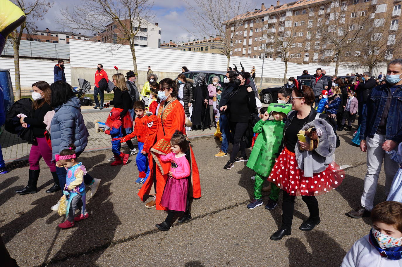 Animación y cientos de disfraces en el pasacalles por Las Lomas en los carnavales de Arroyo de la Encomienda. 