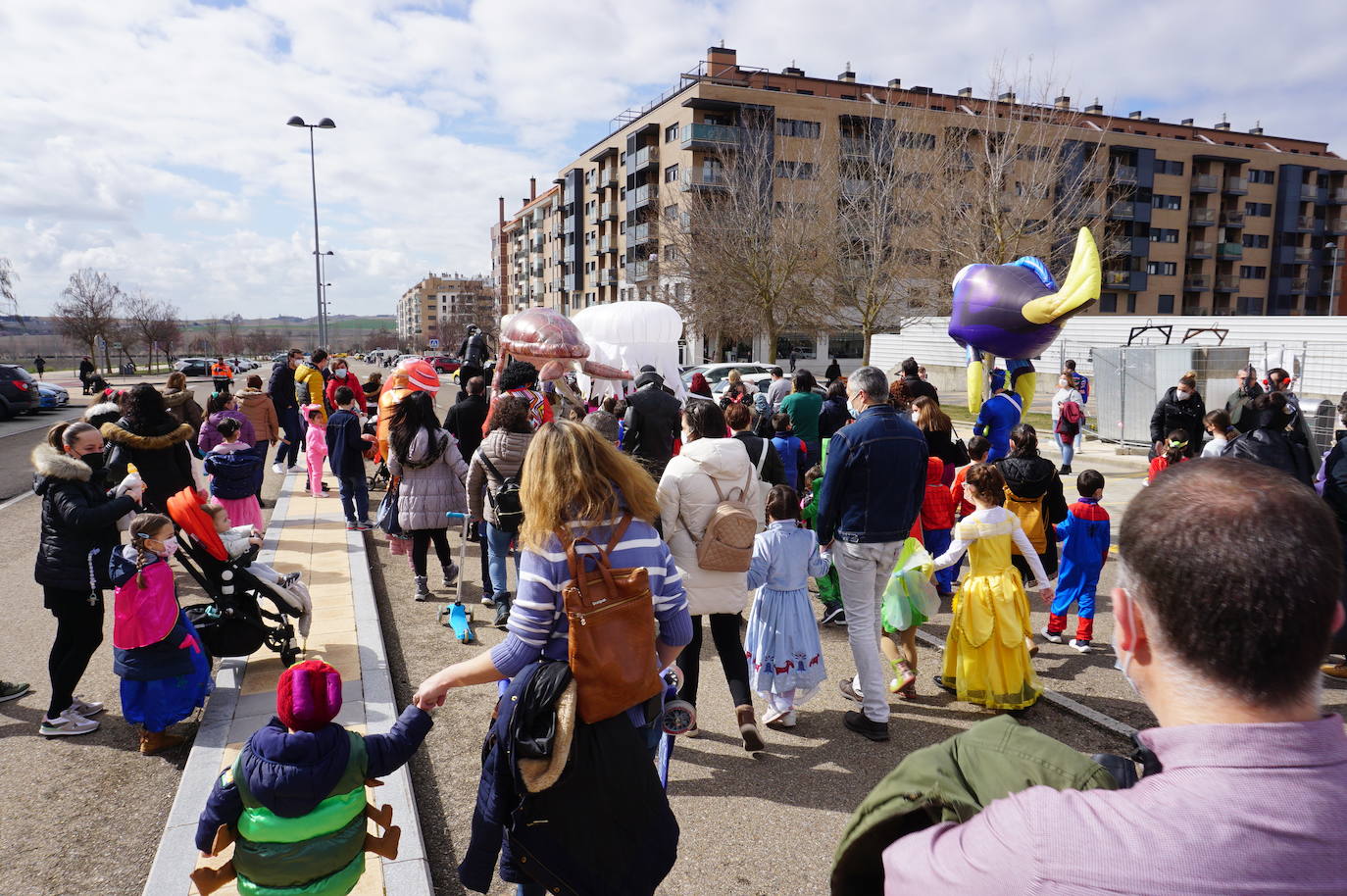 Animación y cientos de disfraces en el pasacalles por Las Lomas en los carnavales de Arroyo de la Encomienda. 