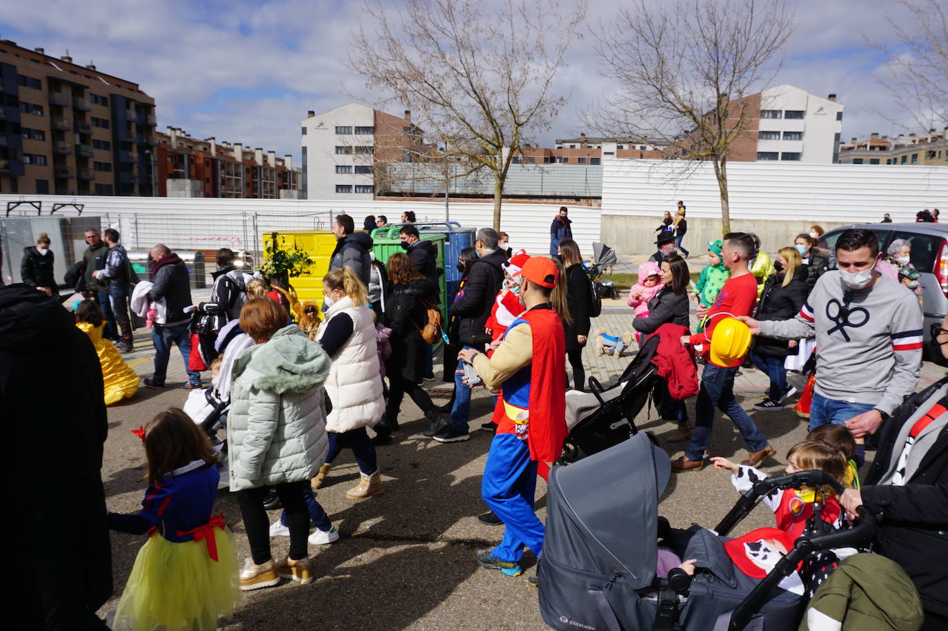 Animación y cientos de disfraces en el pasacalles por Las Lomas en los carnavales de Arroyo de la Encomienda. 