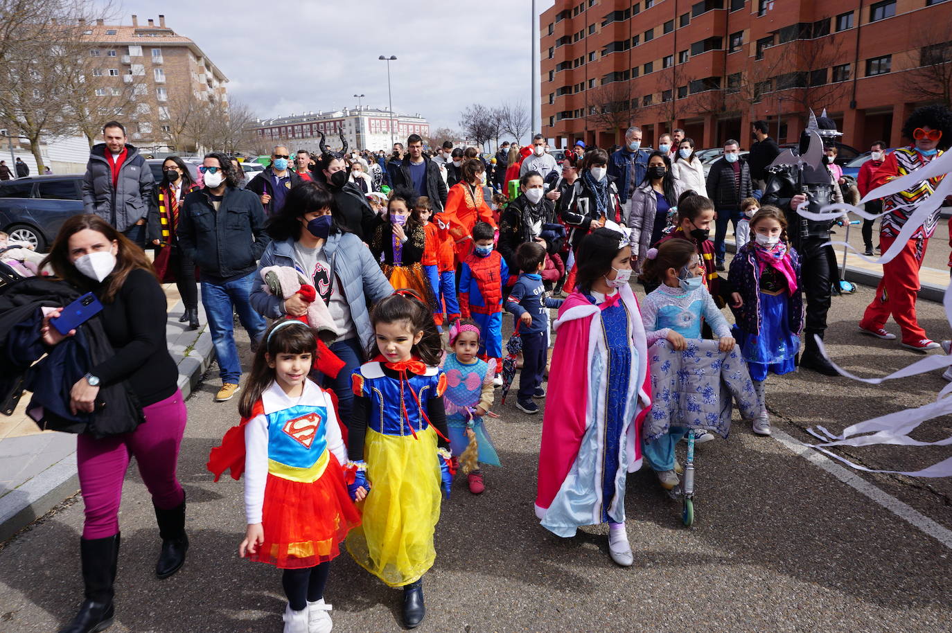 Animación y cientos de disfraces en el pasacalles por Las Lomas en los carnavales de Arroyo de la Encomienda. 