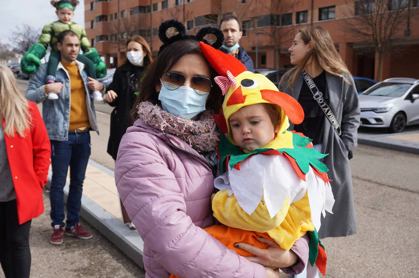 Animación y cientos de disfraces en el pasacalles por Las Lomas en los carnavales de Arroyo de la Encomienda. 