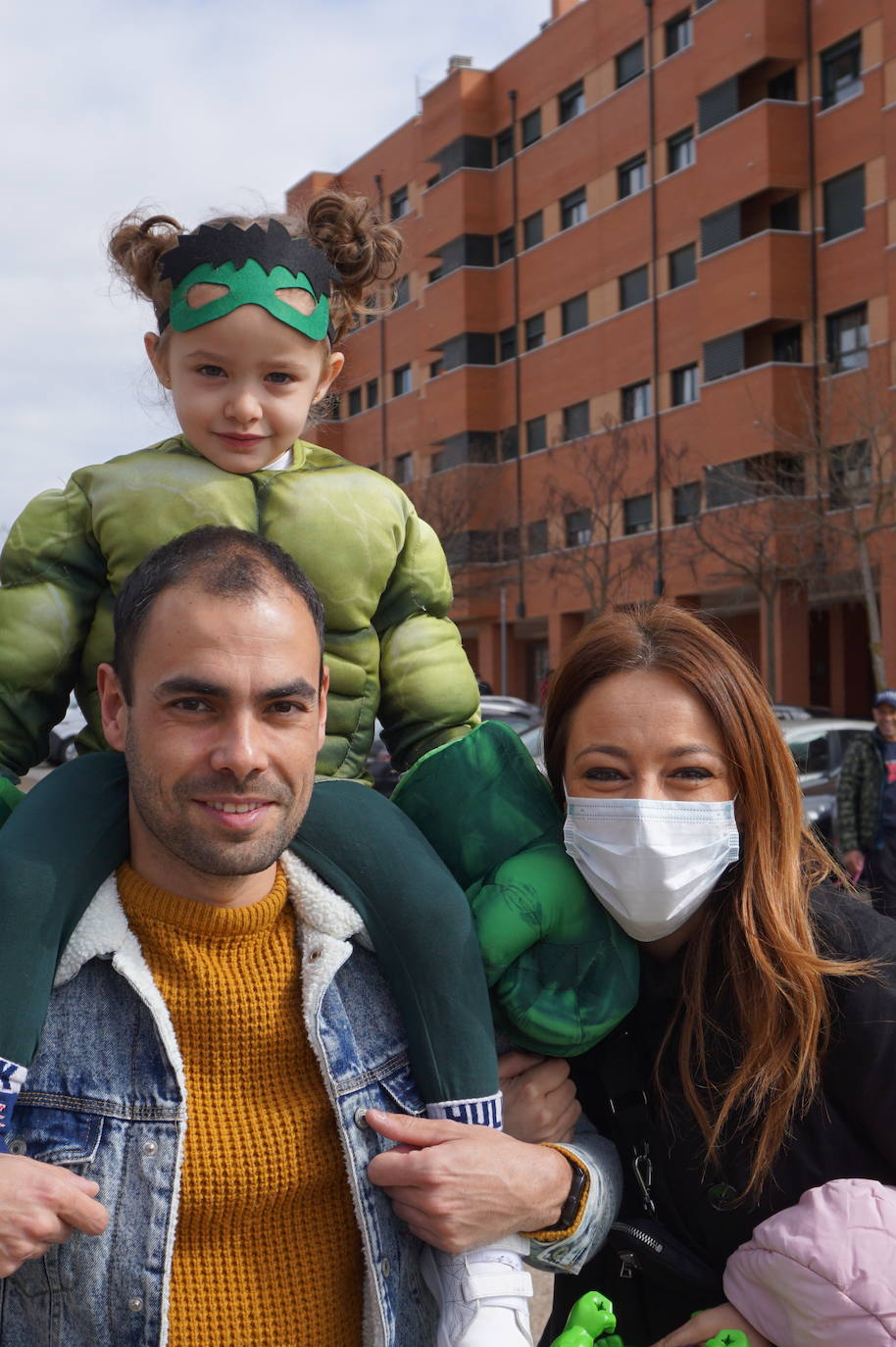 Animación y cientos de disfraces en el pasacalles por Las Lomas en los carnavales de Arroyo de la Encomienda. 