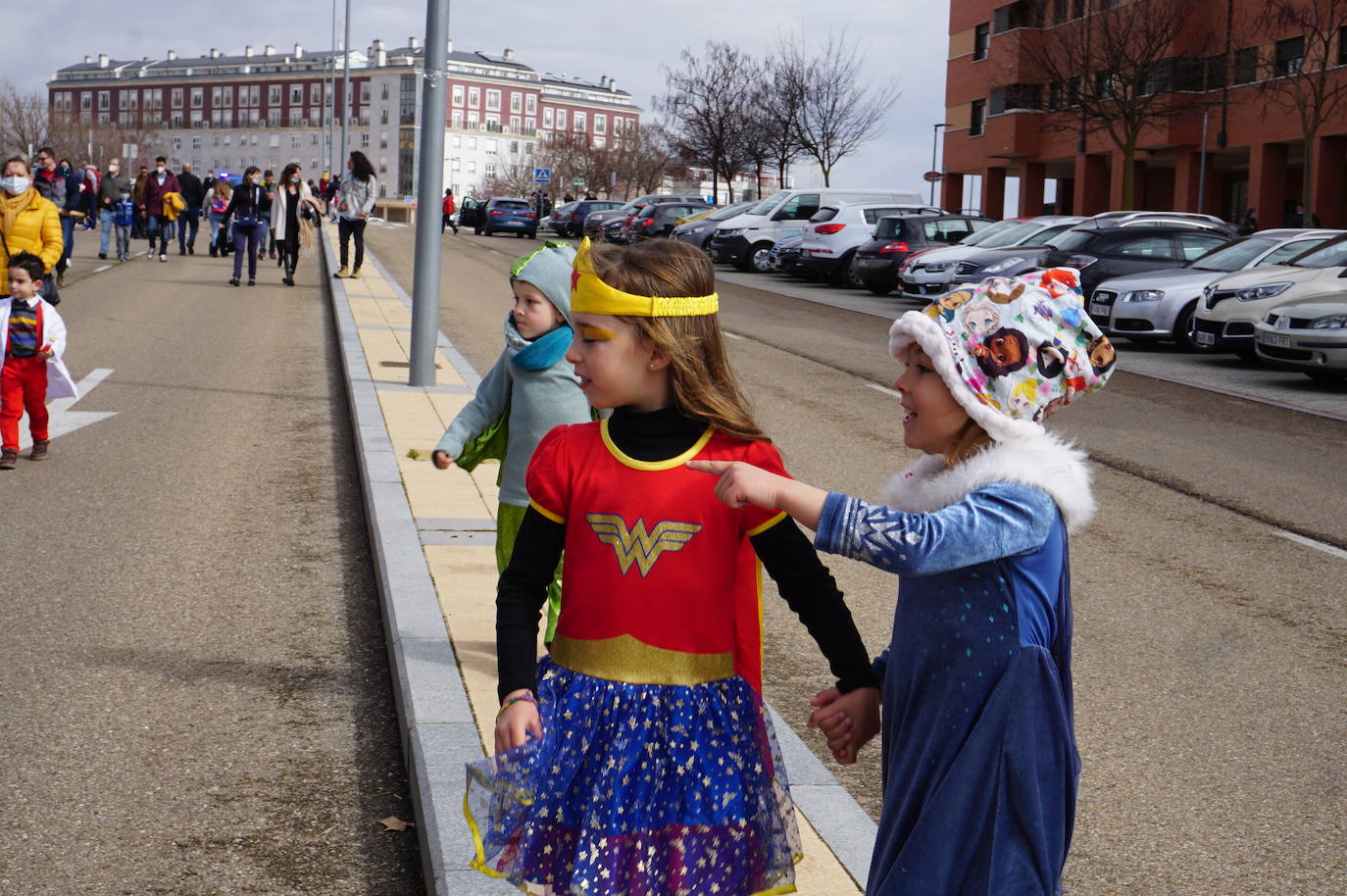 Animación y cientos de disfraces en el pasacalles por Las Lomas en los carnavales de Arroyo de la Encomienda. 