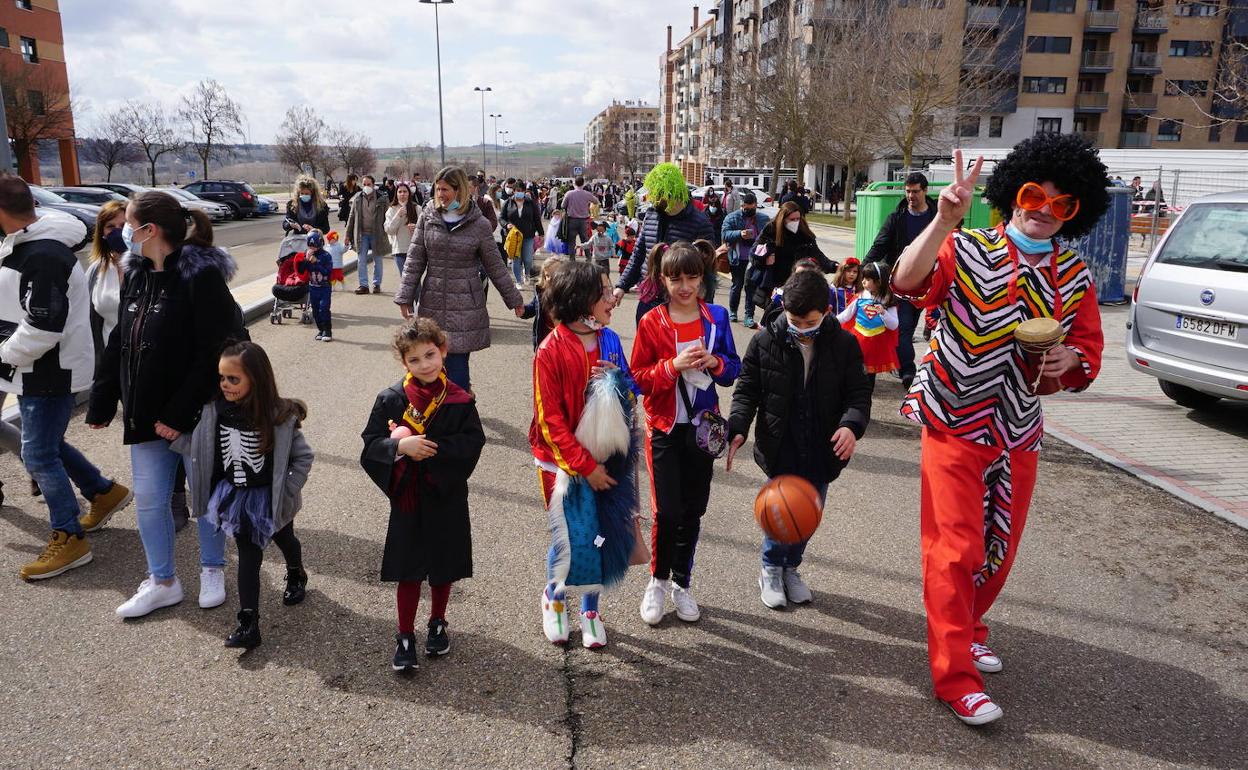 Familias y grupos de amigos disfrazados desfilaron por la calle Severo Ochoa en Las Lomas con motivo del carnaval de Arroyo de la Encomienda. 