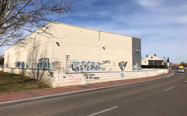 El inmueble se ubica en la avenida de Colón de la urbanización La Vega y cuenta con 2000 metros de superficie en planta y 400 metros más en el sótano. 