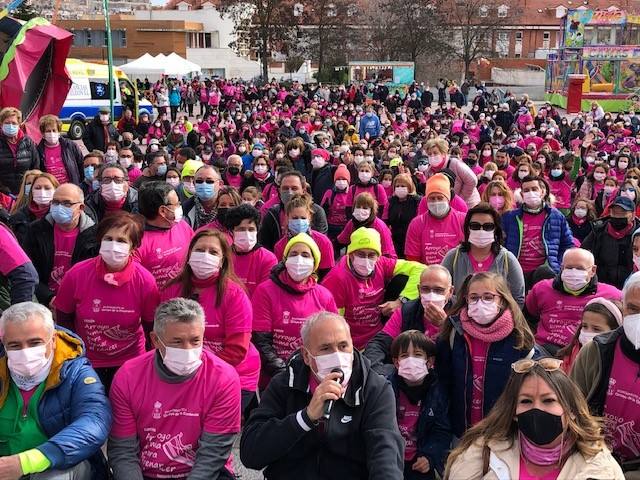 Las camisetas fucsias regaron el recorrido de esta mañana por Arroyo de muestras de solidaridad y empatía en la lucha contra el cáncer. 