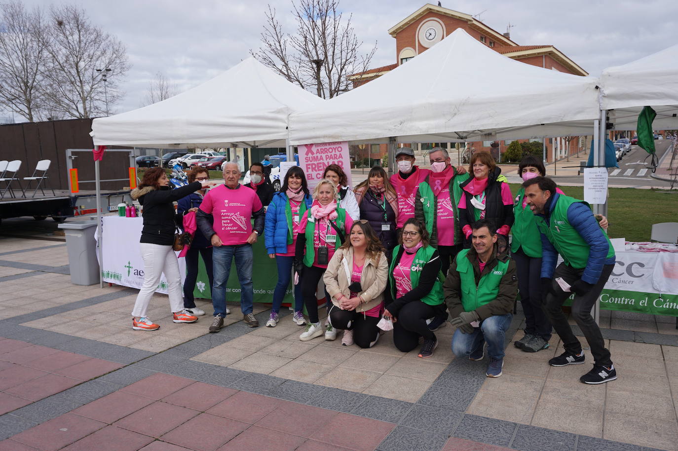 Las camisetas fucsias regaron el recorrido de esta mañana por Arroyo de muestras de solidaridad y empatía en la lucha contra el cáncer. 