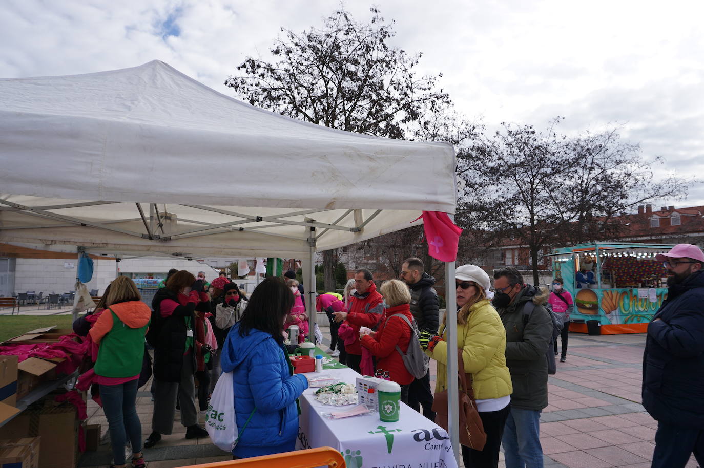 Las camisetas fucsias regaron el recorrido de esta mañana por Arroyo de muestras de solidaridad y empatía en la lucha contra el cáncer. 
