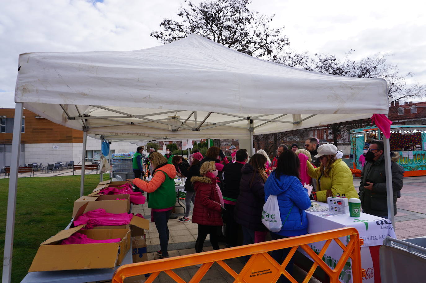 Las camisetas fucsias regaron el recorrido de esta mañana por Arroyo de muestras de solidaridad y empatía en la lucha contra el cáncer. 