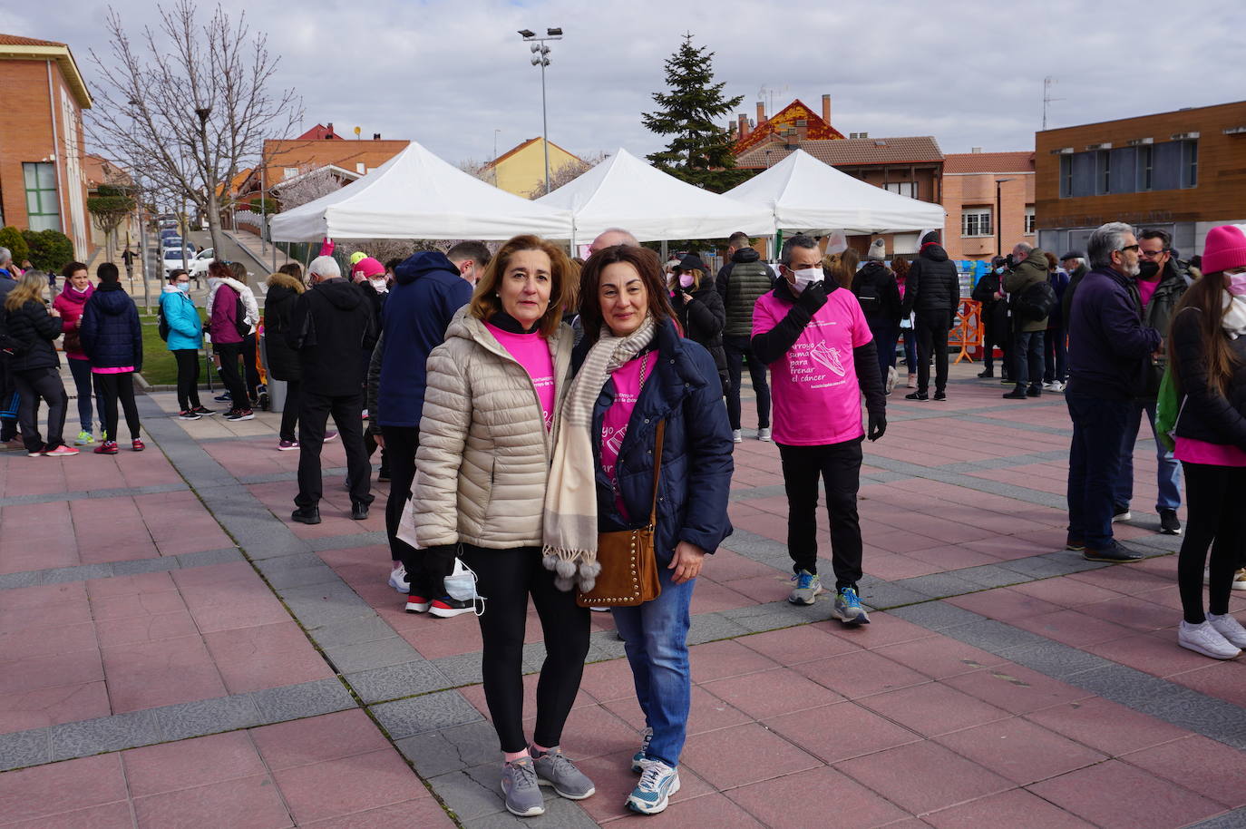 Las camisetas fucsias regaron el recorrido de esta mañana por Arroyo de muestras de solidaridad y empatía en la lucha contra el cáncer. 