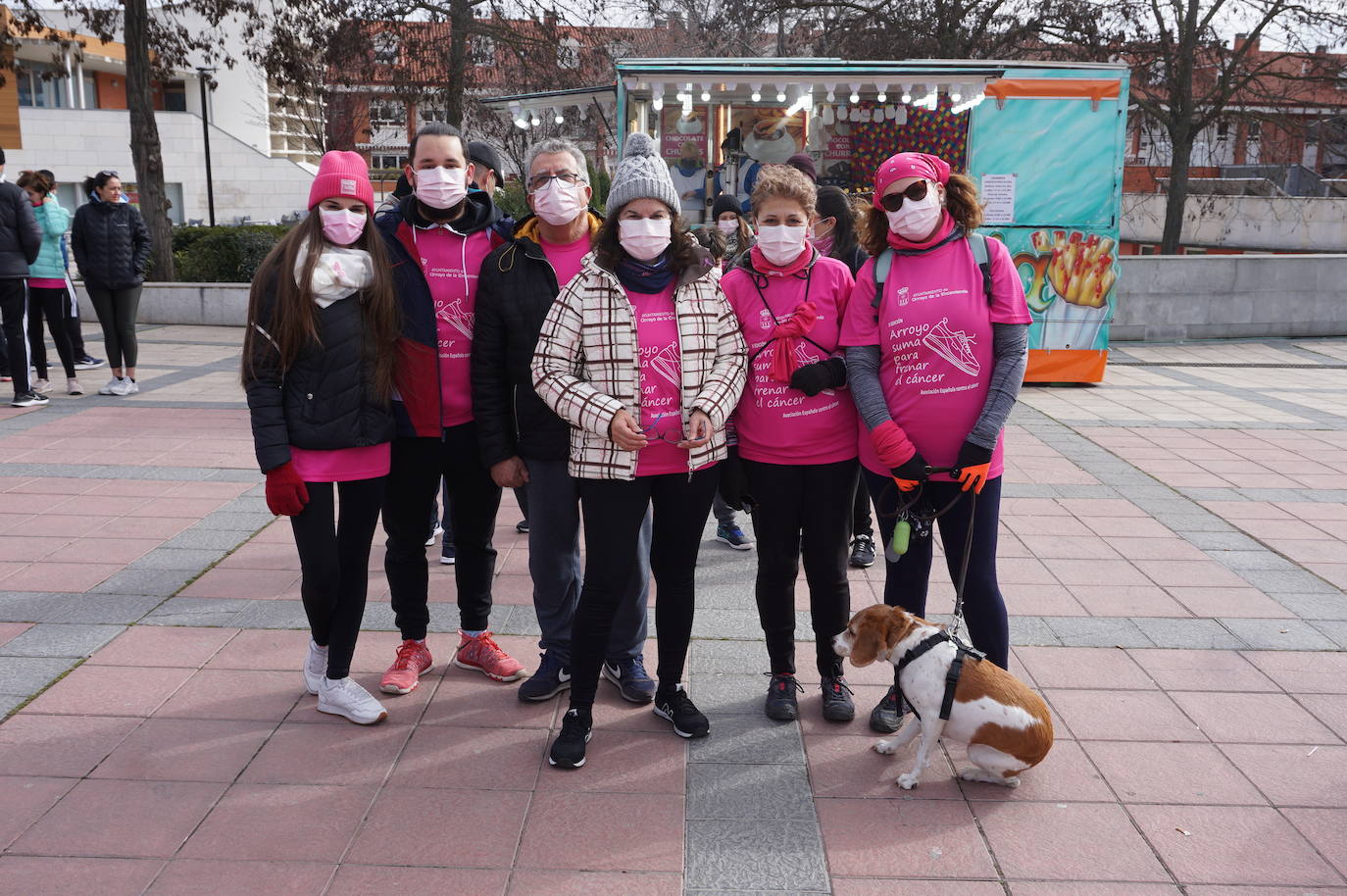 Las camisetas fucsias regaron el recorrido de esta mañana por Arroyo de muestras de solidaridad y empatía en la lucha contra el cáncer. 