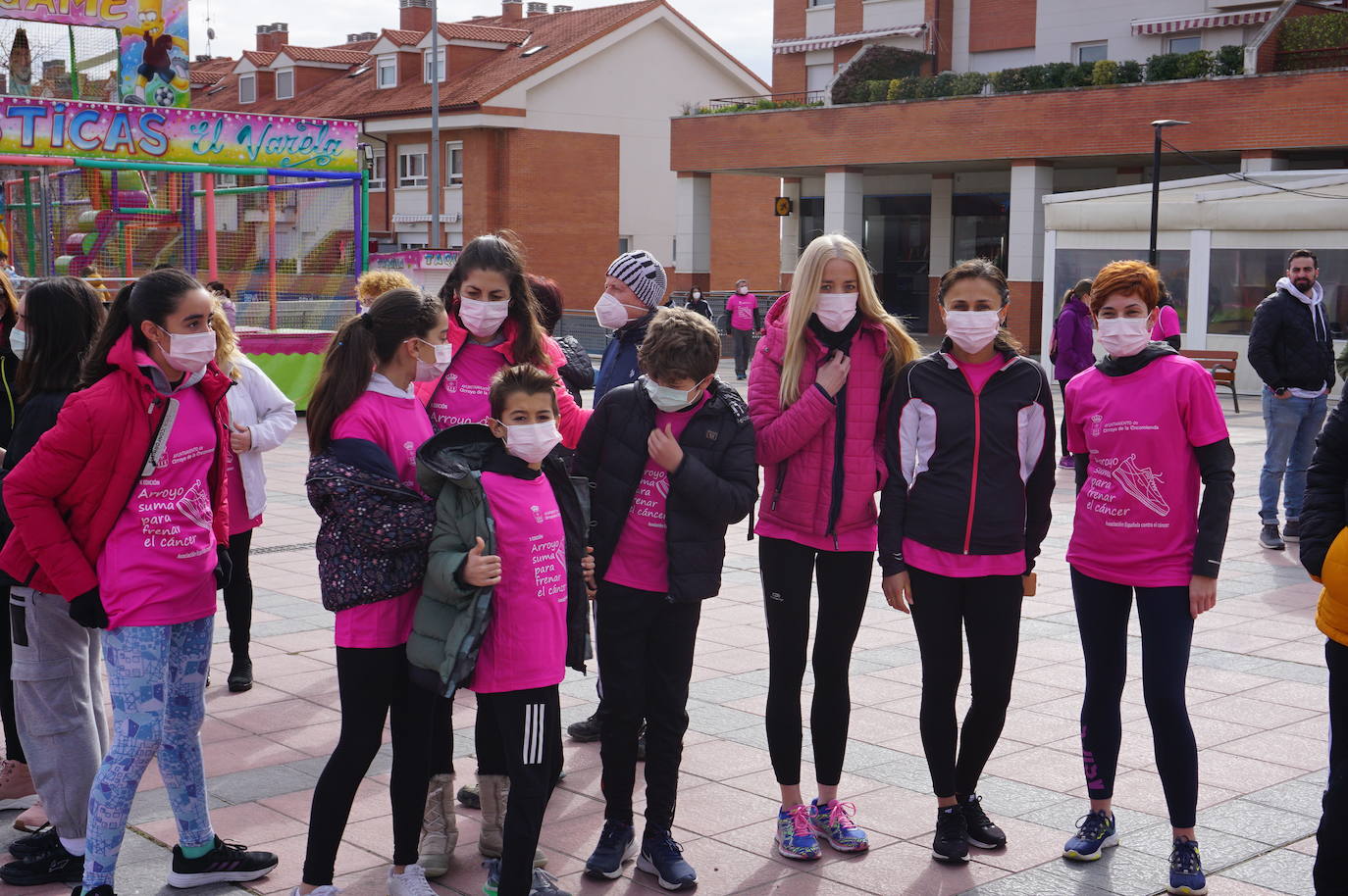 Las camisetas fucsias regaron el recorrido de esta mañana por Arroyo de muestras de solidaridad y empatía en la lucha contra el cáncer. 