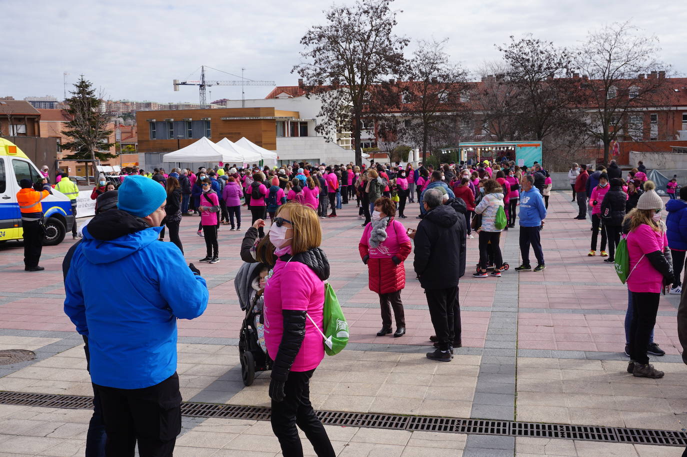 Las camisetas fucsias regaron el recorrido de esta mañana por Arroyo de muestras de solidaridad y empatía en la lucha contra el cáncer. 