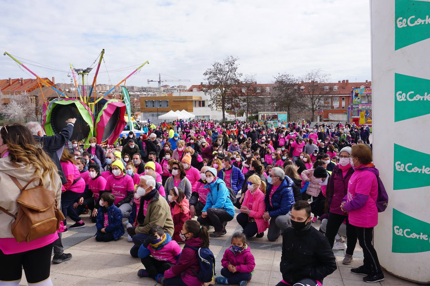 Las camisetas fucsias regaron el recorrido de esta mañana por Arroyo de muestras de solidaridad y empatía en la lucha contra el cáncer. 