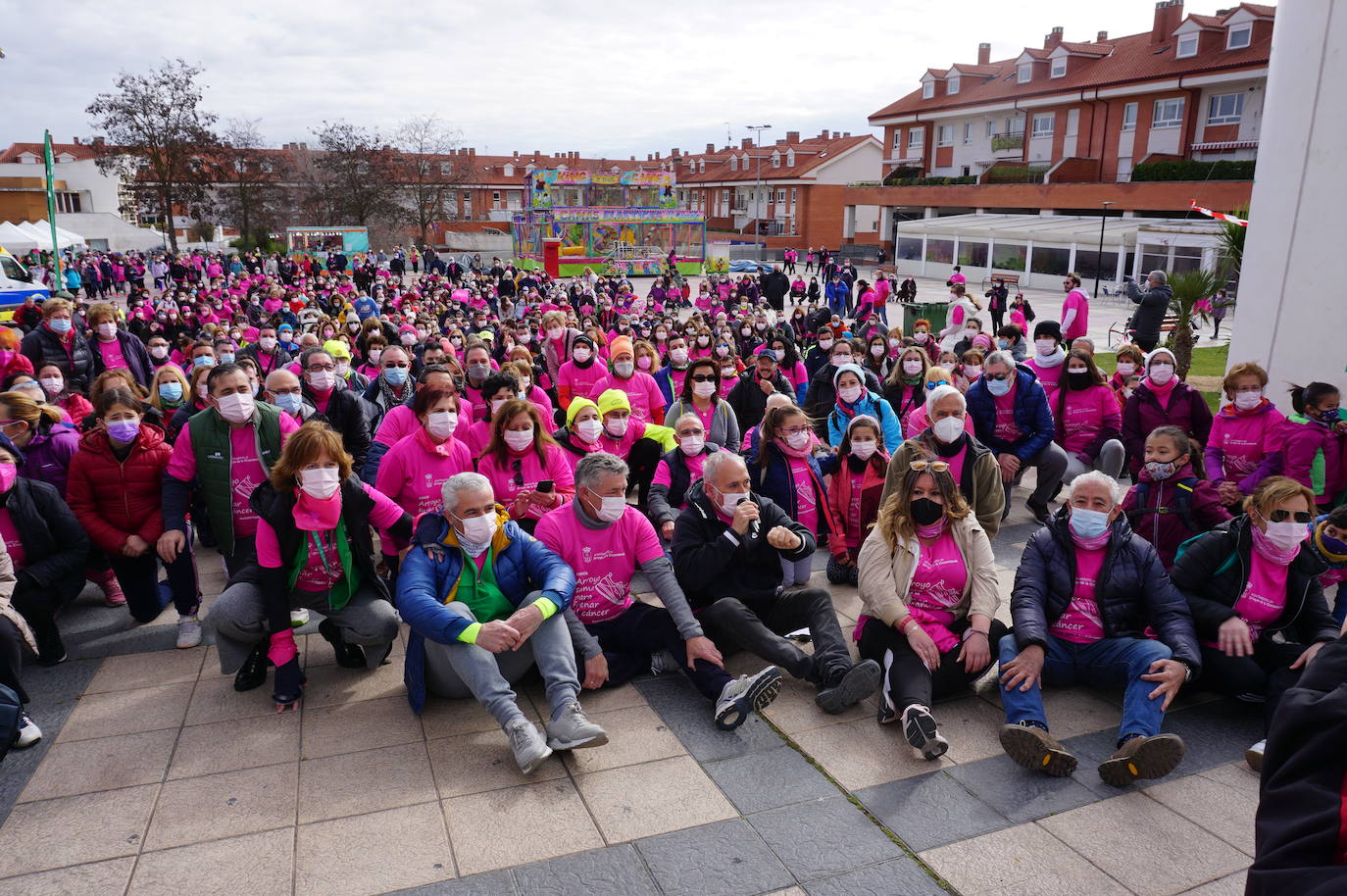 Las camisetas fucsias regaron el recorrido de esta mañana por Arroyo de muestras de solidaridad y empatía en la lucha contra el cáncer. 