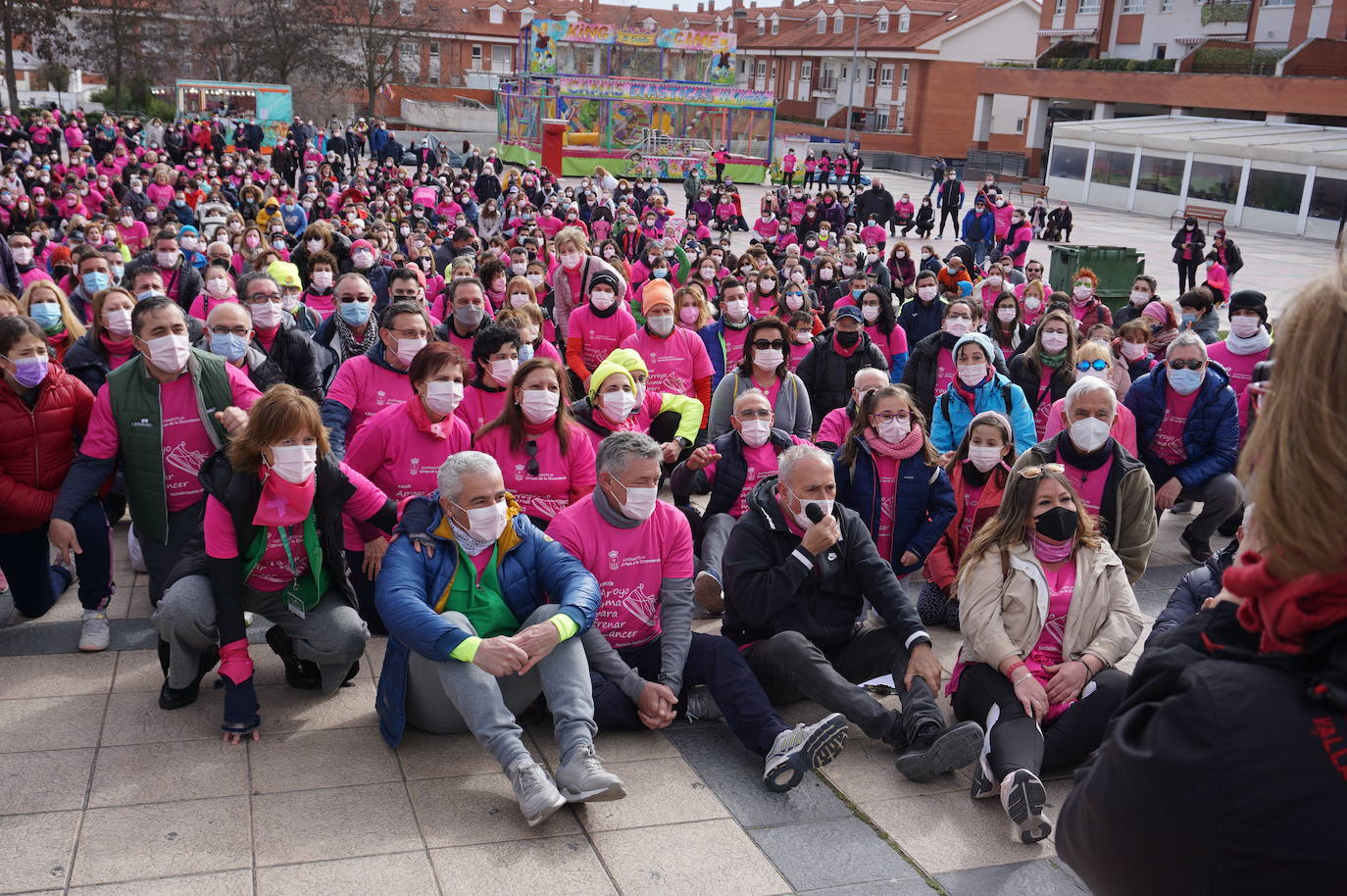 Las camisetas fucsias regaron el recorrido de esta mañana por Arroyo de muestras de solidaridad y empatía en la lucha contra el cáncer. 