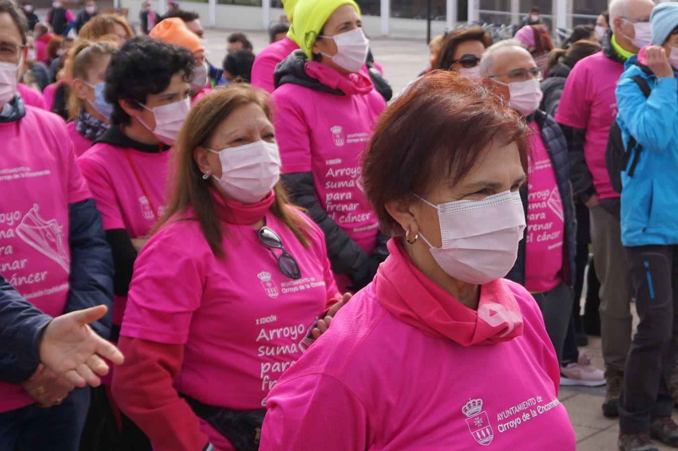 Las camisetas fucsias regaron el recorrido de esta mañana por Arroyo de muestras de solidaridad y empatía en la lucha contra el cáncer. 