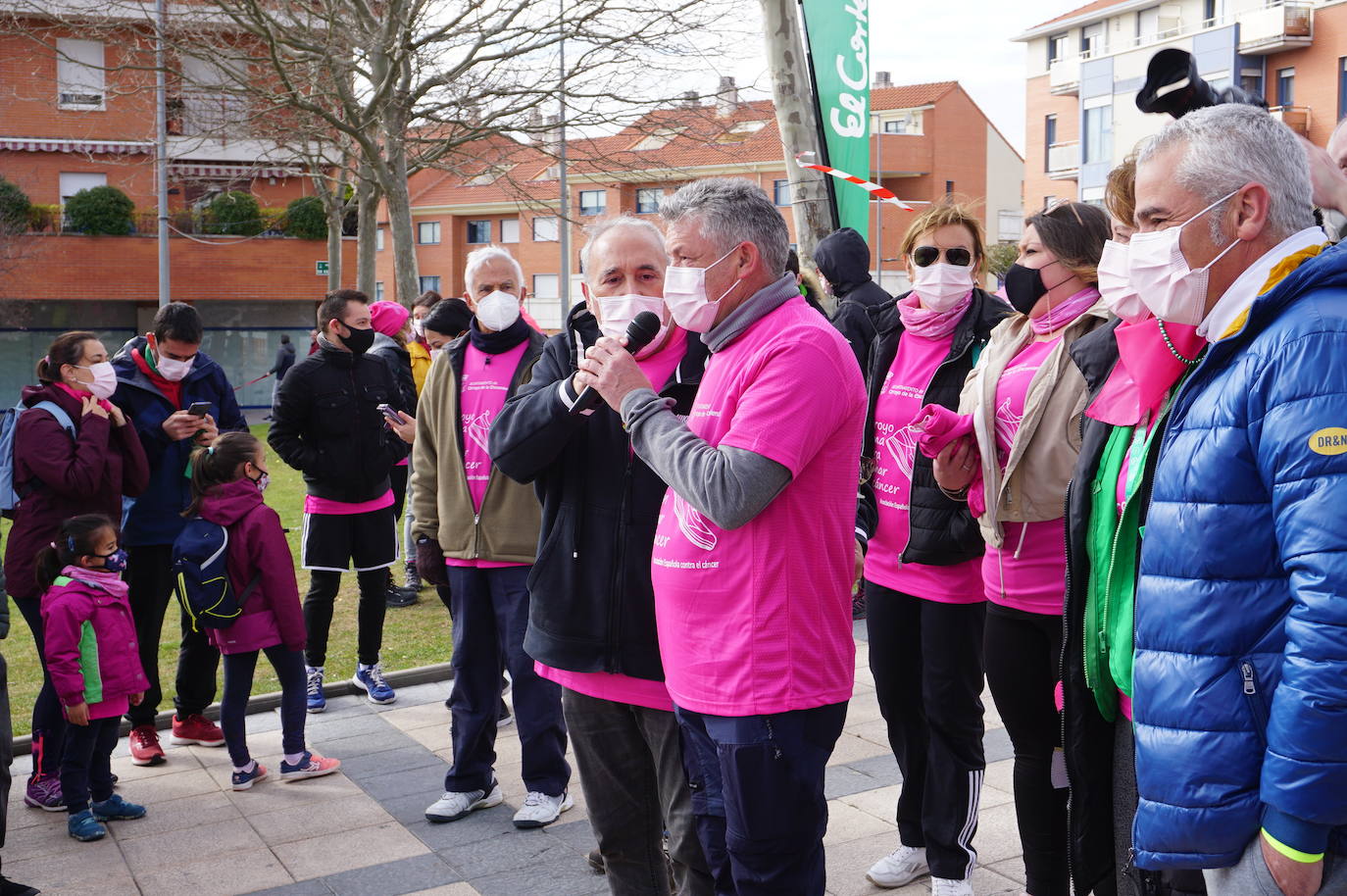 Las camisetas fucsias regaron el recorrido de esta mañana por Arroyo de muestras de solidaridad y empatía en la lucha contra el cáncer. 