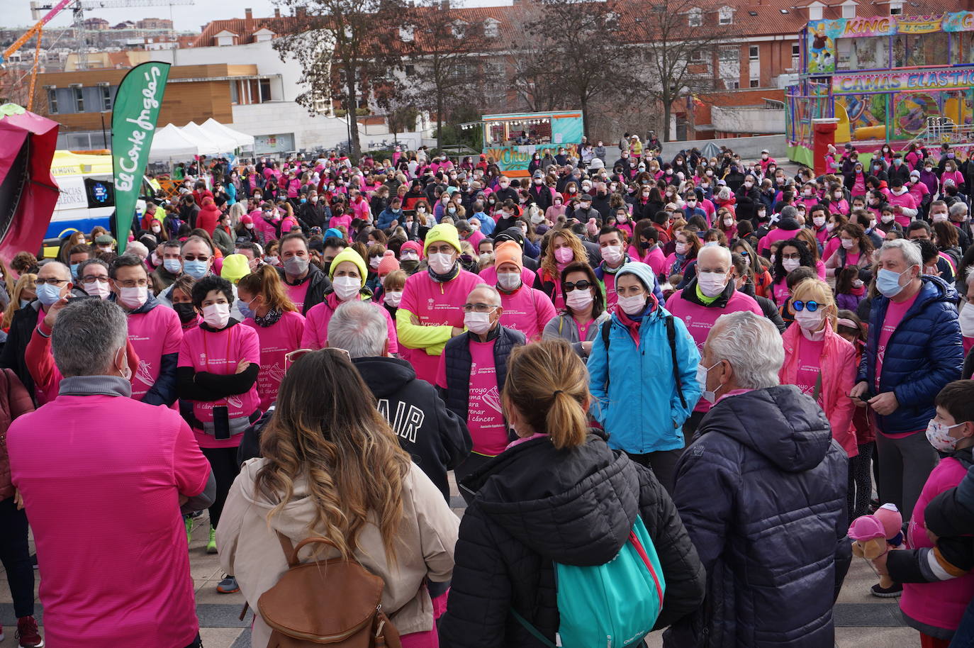 Las camisetas fucsias regaron el recorrido de esta mañana por Arroyo de muestras de solidaridad y empatía en la lucha contra el cáncer. 