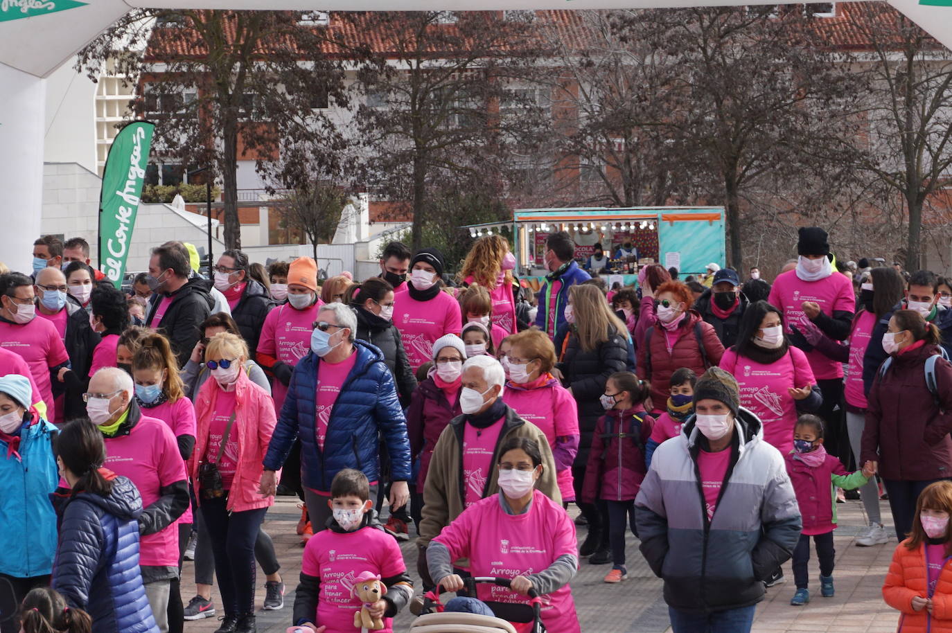 Las camisetas fucsias regaron el recorrido de esta mañana por Arroyo de muestras de solidaridad y empatía en la lucha contra el cáncer. 