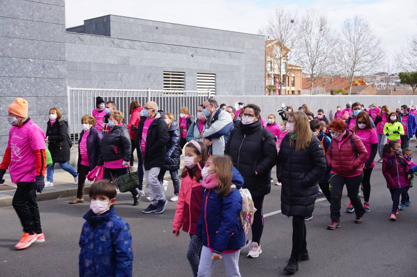Las camisetas fucsias regaron el recorrido de esta mañana por Arroyo de muestras de solidaridad y empatía en la lucha contra el cáncer. 