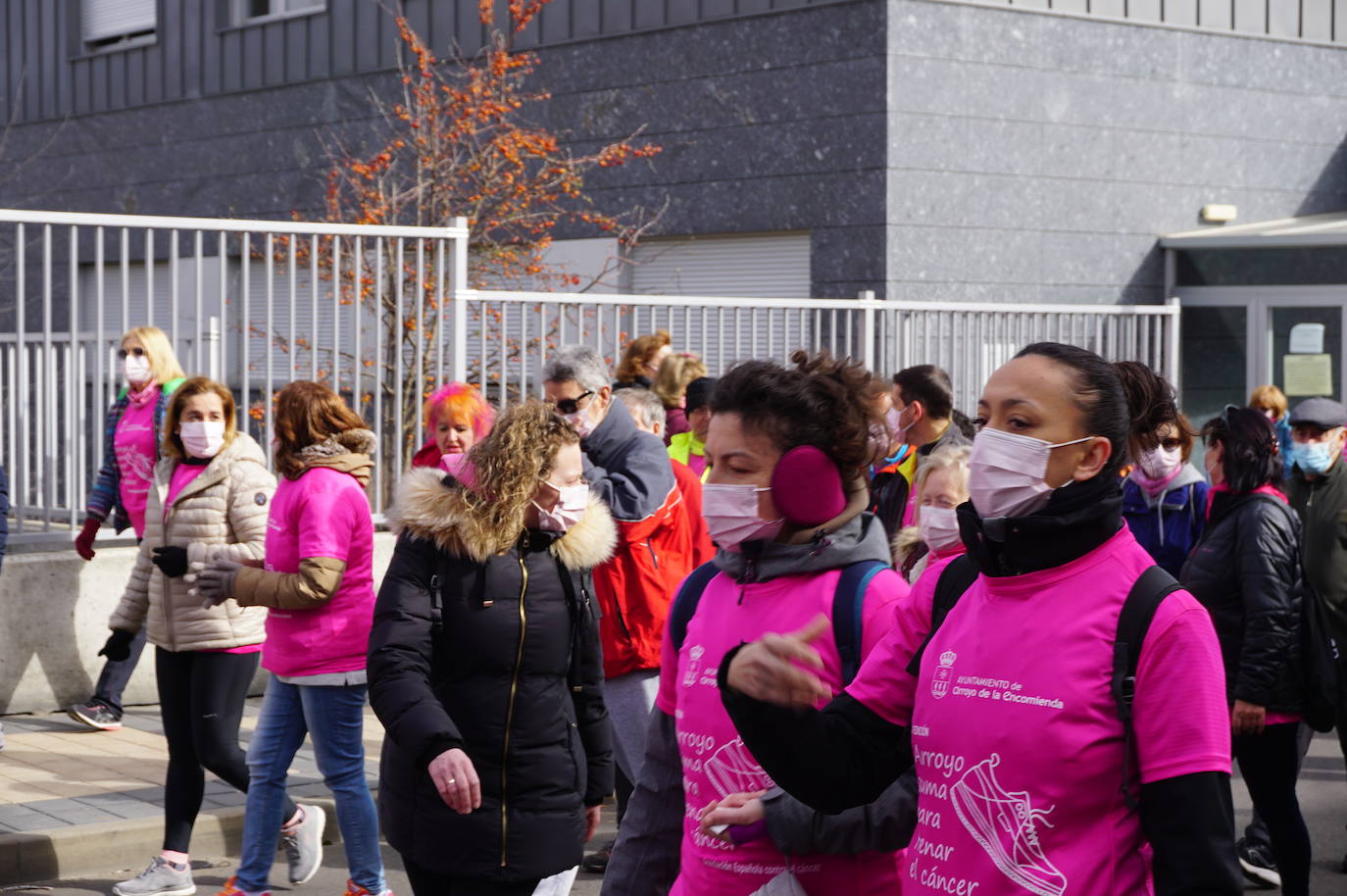Las camisetas fucsias regaron el recorrido de esta mañana por Arroyo de muestras de solidaridad y empatía en la lucha contra el cáncer. 