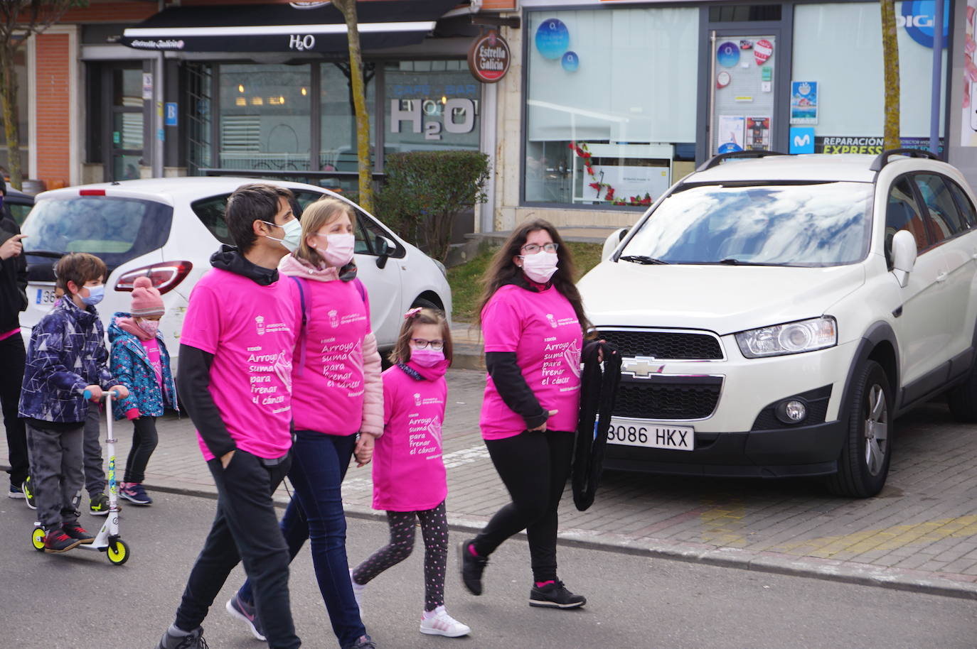 Las camisetas fucsias regaron el recorrido de esta mañana por Arroyo de muestras de solidaridad y empatía en la lucha contra el cáncer. 