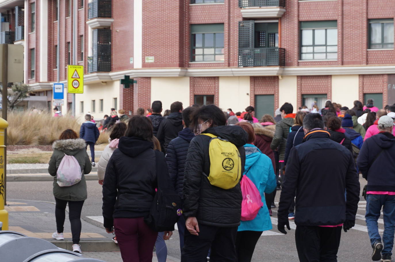 Las camisetas fucsias regaron el recorrido de esta mañana por Arroyo de muestras de solidaridad y empatía en la lucha contra el cáncer. 