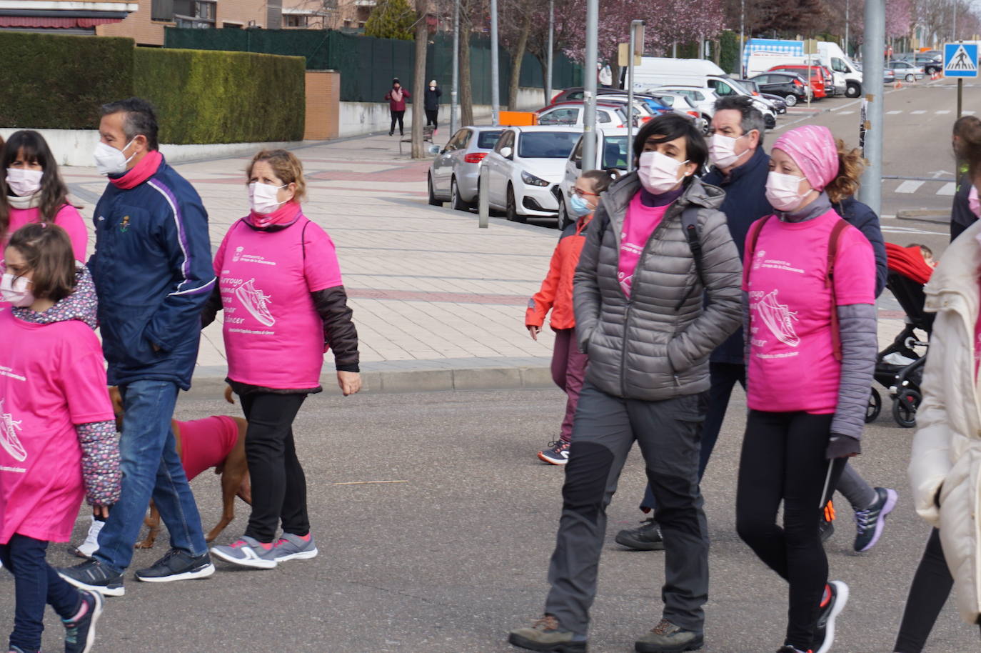 Las camisetas fucsias regaron el recorrido de esta mañana por Arroyo de muestras de solidaridad y empatía en la lucha contra el cáncer. 
