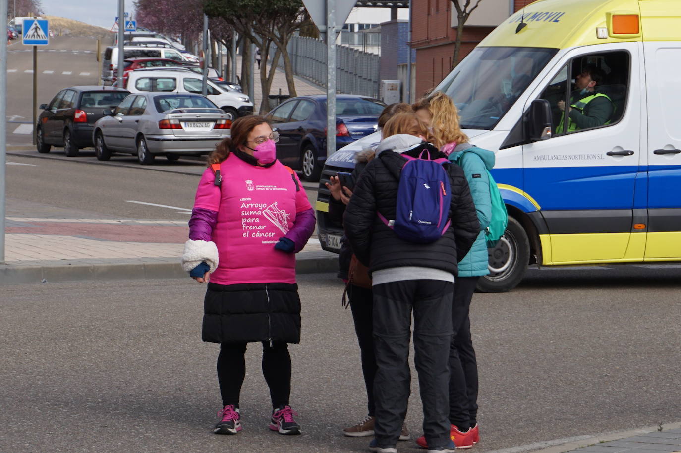 Las camisetas fucsias regaron el recorrido de esta mañana por Arroyo de muestras de solidaridad y empatía en la lucha contra el cáncer. 
