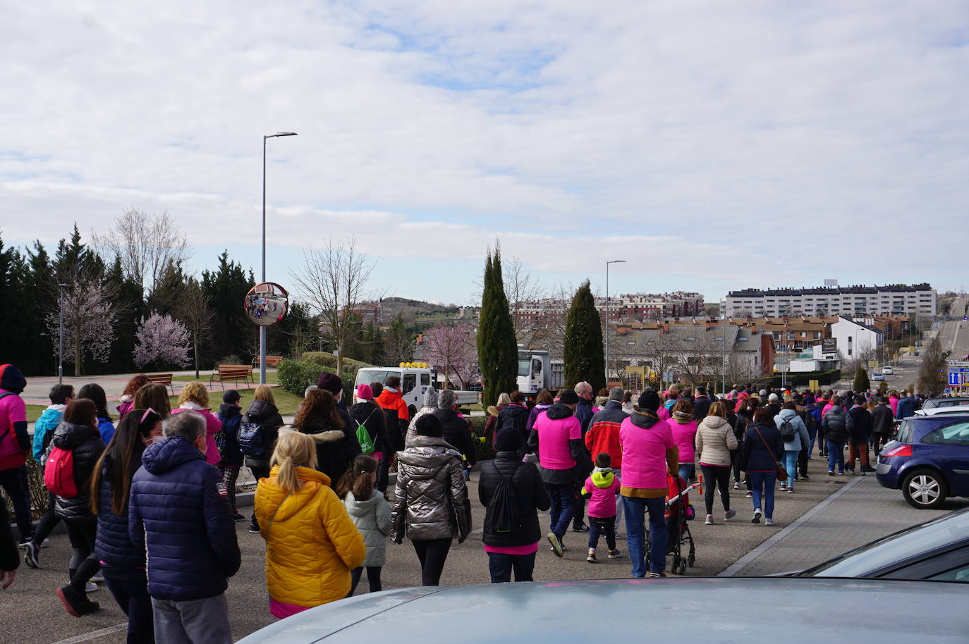 Las camisetas fucsias regaron el recorrido de esta mañana por Arroyo de muestras de solidaridad y empatía en la lucha contra el cáncer. 