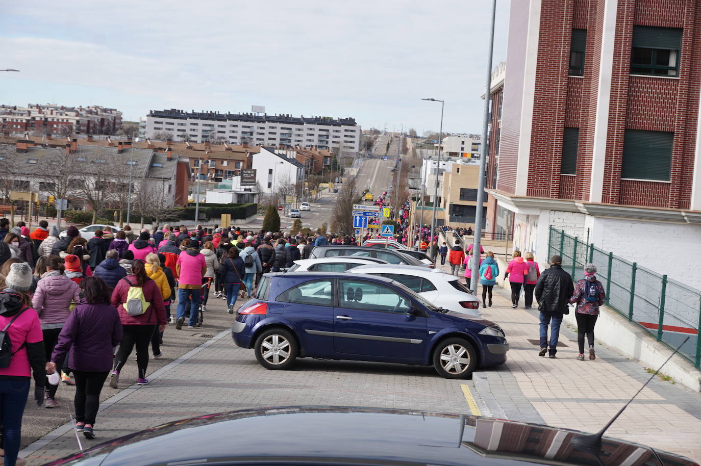 Las camisetas fucsias regaron el recorrido de esta mañana por Arroyo de muestras de solidaridad y empatía en la lucha contra el cáncer. 