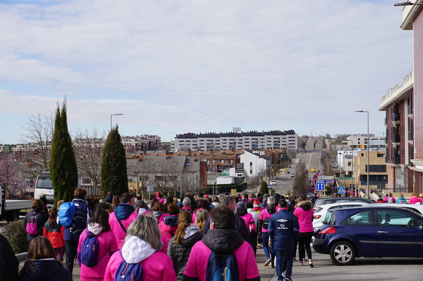 Las camisetas fucsias regaron el recorrido de esta mañana por Arroyo de muestras de solidaridad y empatía en la lucha contra el cáncer. 