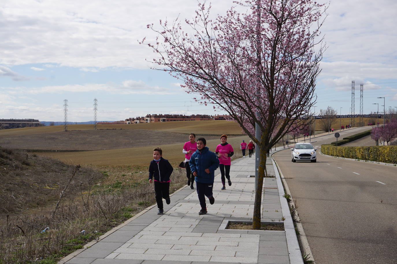 Las camisetas fucsias regaron el recorrido de esta mañana por Arroyo de muestras de solidaridad y empatía en la lucha contra el cáncer. 