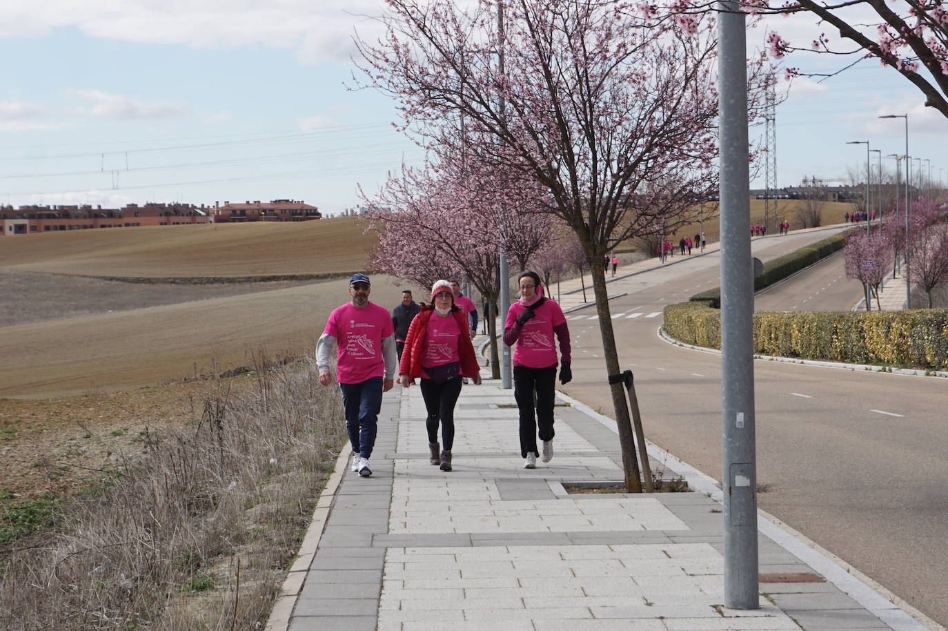Las camisetas fucsias regaron el recorrido de esta mañana por Arroyo de muestras de solidaridad y empatía en la lucha contra el cáncer. 