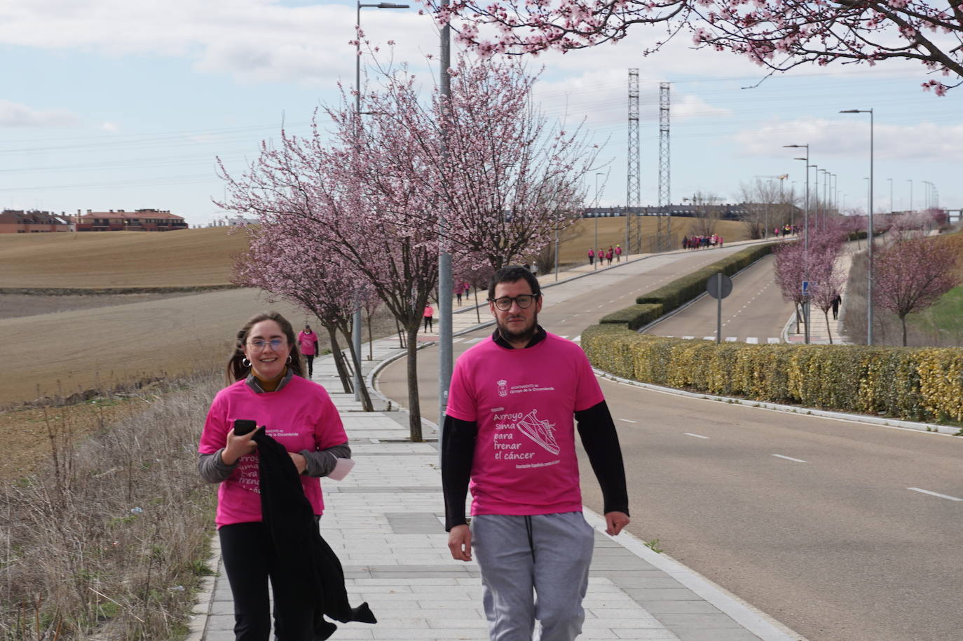Las camisetas fucsias regaron el recorrido de esta mañana por Arroyo de muestras de solidaridad y empatía en la lucha contra el cáncer. 
