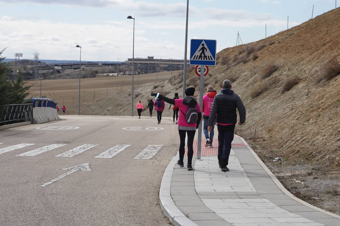 Las camisetas fucsias regaron el recorrido de esta mañana por Arroyo de muestras de solidaridad y empatía en la lucha contra el cáncer. 